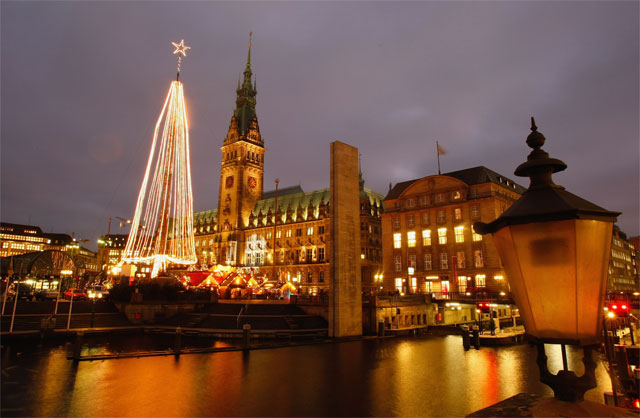 Weihnachtsmarkt Hamburg vorm historischen Rathaus - getty images