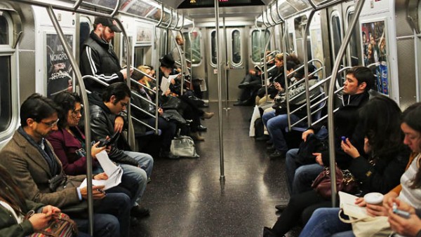 Prank: anstößige Fake-Bücher in der U-Bahn