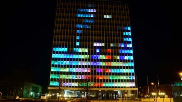 Video: Auf dem Hochhaus Tetris zocken