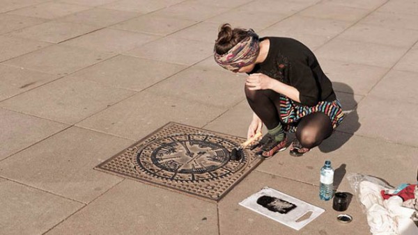 „Raubdruckerin“ gestaltet Kunst mit Gullideckeln