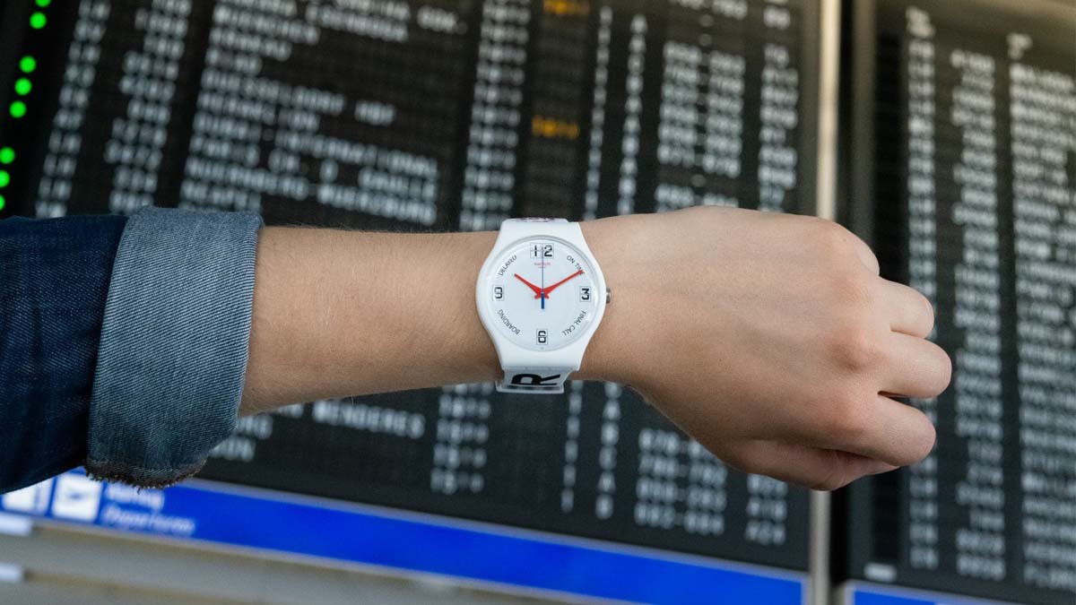 Swatch feiert BER Eröffnung: Uhr zeigt 9 Jahre Verspätung an
