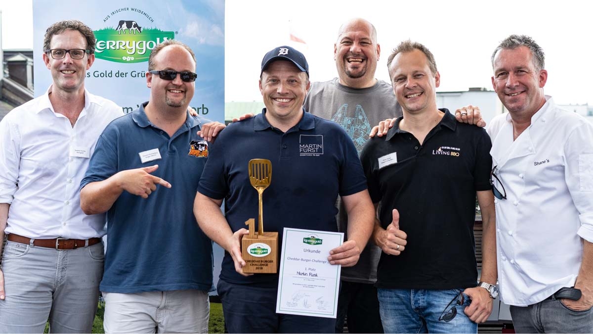 Kerrygold - Sieger Martin Fürst samt Pokal und die Jury um Jumbo Schreiner (hinten)