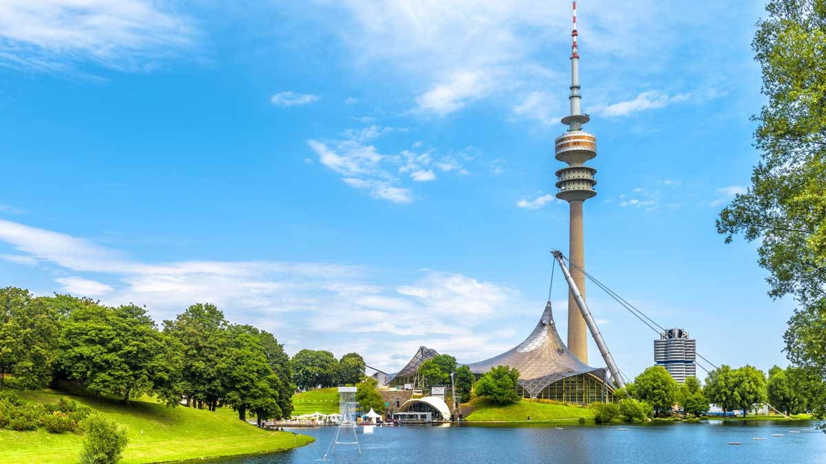 kurz-mal-weg.de -- Der Olympiapark in München gehört zu Deutschlands beliebtesten Stadtparks.
