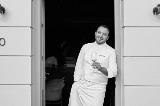 Makris Athens by Domes -- Spitzenkoch Petros Dimas vor dem Makris Athens